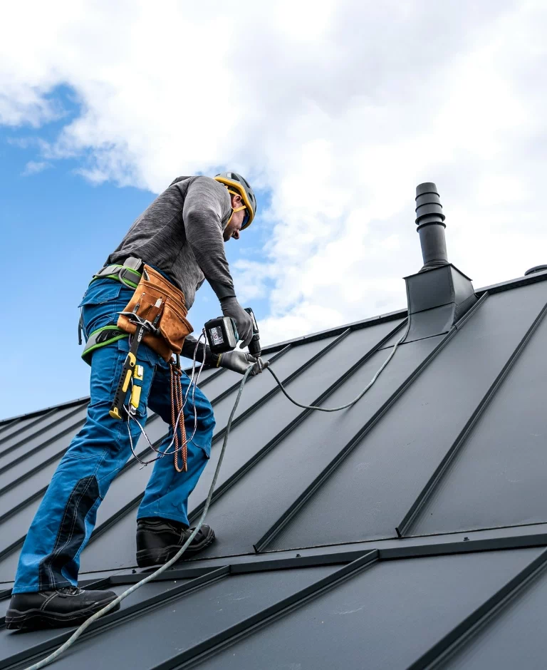 mężczyzna na&nbsp;dachu