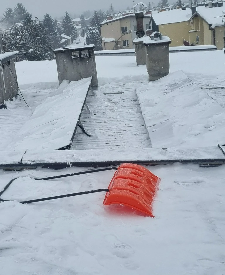 śnieg na dachu