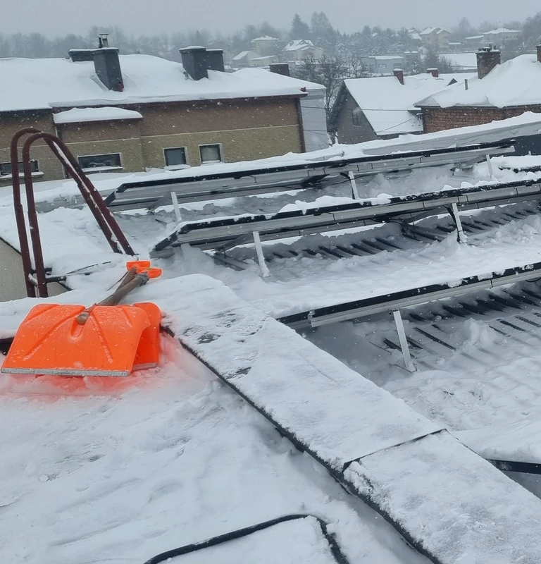 odśnieżanie dachu